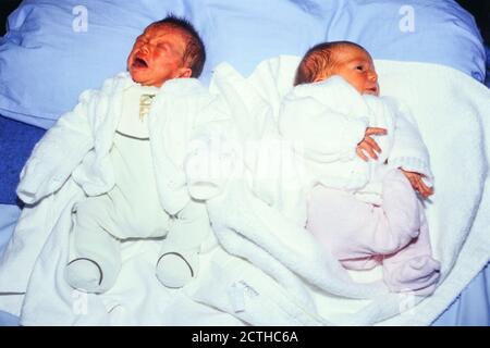 Naissance de jumeaux après fécondation in vitro, Lyon, France, .Archives 90ies VOIR RESTRICTION Banque D'Images