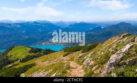 Faites un tour tranquille sur ce train à crémaillère classique de l'ancienne worlde jusqu'à la montagne Schafberg à une hauteur de 1,783 mètres. Banque D'Images