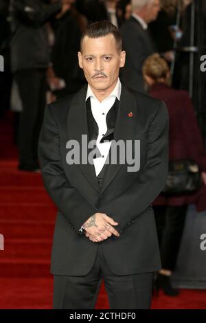 Johnny Depp participe à la première mondiale « Murder on the Orient Express » au Royal Albert Hall le 2 novembre 2017 à Londres, Royaume-Uni. Banque D'Images