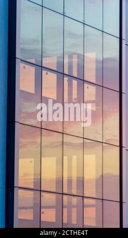 Un ciel flamboyant vu à travers UN bâtiment en verre Banque D'Images
