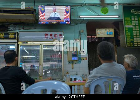 Kuala Lumpur, Malaisie. 23 septembre 2020. Les gens regardent le discours télévisé du Premier ministre malaisien Muhyiddin Yassin dans un restaurant à Kuala Lumpur, Malaisie, le 23 septembre 2020. Le Premier ministre malaisien Muhyiddin Yassin a déclaré mercredi que le chef de l'opposition Anwar Ibrahim devait prouver qu'il avait recueilli le soutien d'une majorité de députés, sinon ce ne serait qu'une allégation. Credit: Chong Voon Chung/Xinhua/Alay Live News Banque D'Images