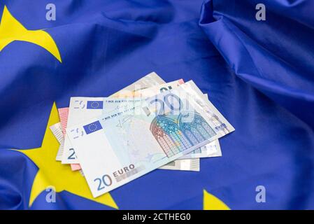 Drapeau de l'Union européenne UE et quelques euros d'argent sur le dessus, image de concept Banque D'Images