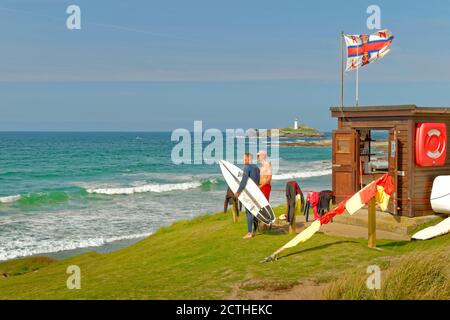 RNLI station de garde à Godrevy avec phare de Godrevy sur la côte nord de Cornouailles, Angleterre. Banque D'Images