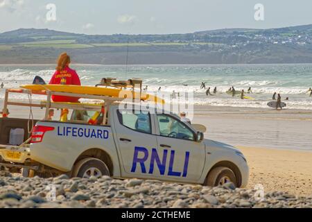 RNLI maître-nageur à la plage de Gwithian, Cornouailles du Nord, Angleterre. Banque D'Images