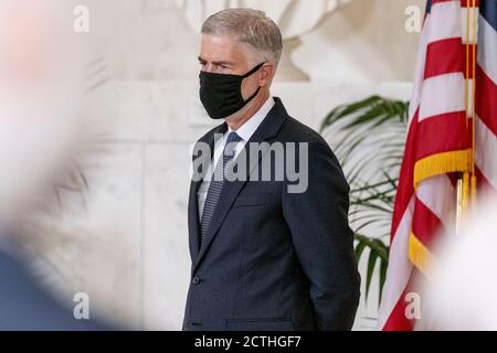 Washington, États-Unis. 23 septembre 2020. Le juge Neil Gorsuch se tient lors d'une cérémonie privée pour la juge Ruth Bader Ginsburg à la Cour suprême à Washington, DC, le mercredi 23 septembre 2020. Ginsburg, 87 ans, est décédé d'un cancer le 18 septembre. Photo de piscine par Andrew Harnik/UPI crédit: UPI/Alamy Live News Banque D'Images