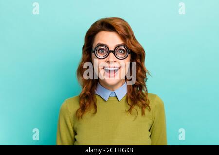 Gros plan portrait d'elle belle intellectuelle joyeuse agité-cheveux fille portant des lunettes épaisses applaudisant bonne nouvelle isolée sur lumineux brillance éclatante Banque D'Images