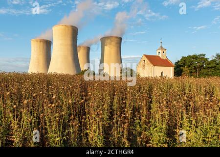 Ancienne chapelle abandonnée et tours de refroidissement de la centrale nucléaire de Dukovany, République tchèque Banque D'Images