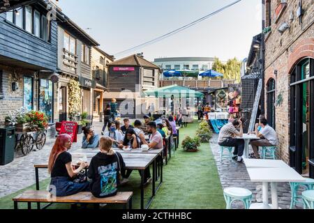 Des personnes qui mangent à l'extérieur au marché Camden Lock dans un après-midi exceptionnellement chaud de la fin de septembre, Londres, Royaume-Uni Banque D'Images