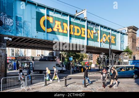 Les acheteurs et les touristes au marché Camden Lock Market dans un après-midi exceptionnellement chaud de la fin septembre, Londres, Royaume-Uni Banque D'Images