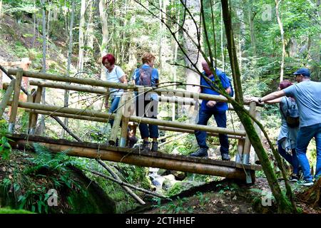 Yspertal, Autriche - 25 août 2019 : des personnes non identifiées sur le sentier de l'Ysperklamm est un monument naturel dans le waldviertel, une partie de la partie ouest de la Basse-A Banque D'Images