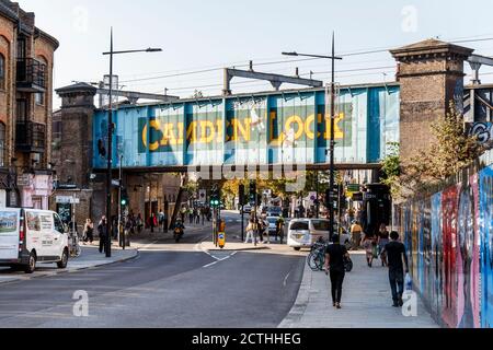 Les acheteurs et les touristes au marché Camden Lock Market dans un après-midi exceptionnellement chaud de la fin septembre, Londres, Royaume-Uni Banque D'Images