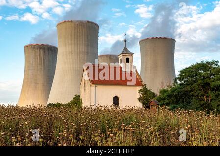 Ancienne chapelle abandonnée et tours de refroidissement de la centrale nucléaire de Dukovany, République tchèque Banque D'Images