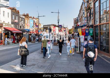 Les acheteurs et les touristes à Camden High Street près de l'écluse dans un après-midi exceptionnellement chaud fin septembre, Londres, Royaume-Uni Banque D'Images