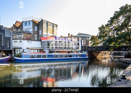 Jenny Wren croisière sur le canal à Camden Lock dans un après-midi exceptionnellement chaud de fin septembre, Londres, Royaume-Uni Banque D'Images