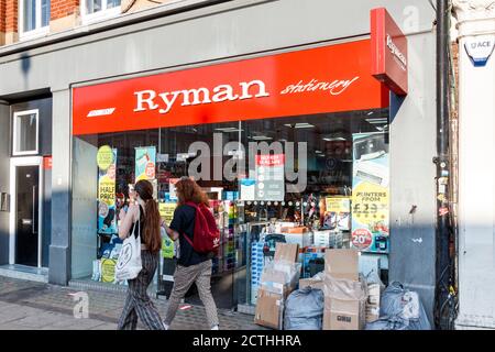 Deux femmes qui marchent devant une branche de Ryman, le stationer de Camden High Street dans un après-midi exceptionnellement chaud de la fin de septembre, Londres, Royaume-Uni Banque D'Images