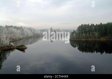 Paysage d'hiver en Basse-Autriche avec ruine Lichtenfels sur Kamp réservoir Banque D'Images