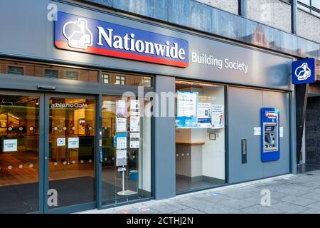 Une branche de la société nationale de construction à Camden High Street, Londres, Royaume-Uni Banque D'Images