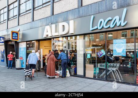 Les acheteurs entrant dans une succursale de la section locale d'Aldi sur Camden High Street, Londres, Royaume-Uni Banque D'Images