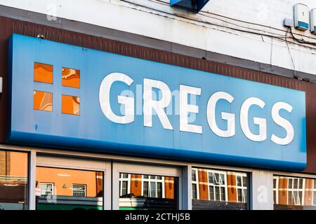 Panneau au-dessus d'une branche de la boulangerie Greggs à Camden High Street, Londres, Royaume-Uni Banque D'Images