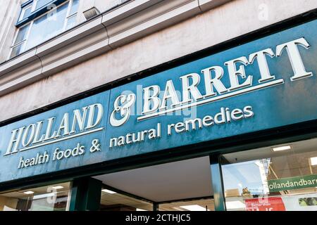 Affiche au-dessus d'une succursale de Holland & Barrett Health Food Shop à Camden High Street, Londres, Royaume-Uni, Londres, Royaume-Uni Banque D'Images