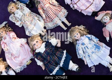 Des poupées en porcelaine authentique magnifiquement habillées sont posées sur une table à vendre sur un marché d'antiquités à Tongeren, en Belgique Banque D'Images