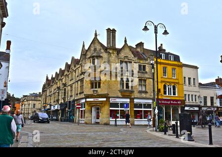Une vue sur les vieux bâtiments historiques à l'angle de West Market Street et Castle Street dans le centre de la ville marchande de Cirencester. Banque D'Images