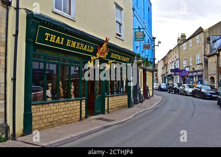 Vue sur la rue Castle à Cirencester, vers la place du marché. Le populaire restaurant Thai Emerald se trouve sur la gauche. Banque D'Images