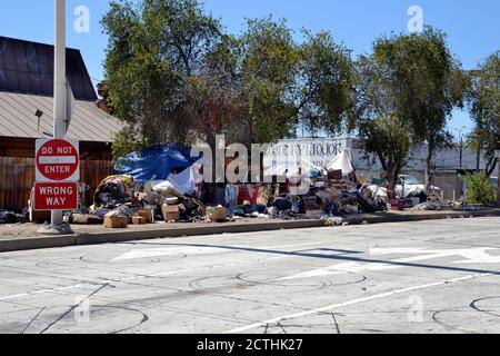 Los Angeles, CA, USA - 28 août 2020 : déchets illégaux sur une sortie d'autoroute de Californie Banque D'Images