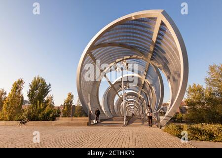 Passerelle à Madrid Río, parc de Madrid sur la rivière Manzanares. Pont et piste cyclable. Banque D'Images