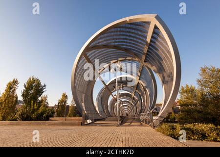 Passerelle à Madrid Río, parc de Madrid sur la rivière Manzanares. Pont et piste cyclable. Banque D'Images