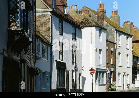 Rangée de maisons anciennes dans All Saints Street, Hastings Old Town, East Sussex, sud de l'Angleterre Banque D'Images