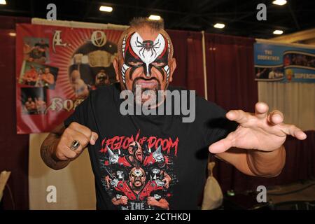 ***PHOTO DU FICHIER*** Joseph Laurinaitis aka 'Animal' des guerriers de la route est décédé à 60. MIAMI BEACH, FL - 02 JUILLET : Road Warrior Animal fréquente Florida Supercon au centre des congrès de Miami Beach le 2 juillet 2016 à Miami Beach, Floride. Crédit MPI04/MediaPunch Banque D'Images