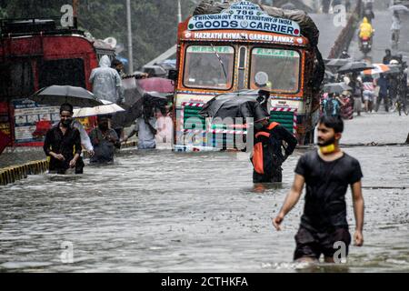 Mumbai, Inde. 23 septembre 2020. Les gens marchent dans une rue engorée après de fortes pluies à Mumbai, Inde, le 23 septembre 2020. Credit: STR/Xinhua/Alay Live News Banque D'Images