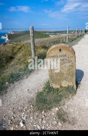 Marqueur de pierre South West Coast Path pour Durdle Door, sur le sentier du site classé au patrimoine mondial de la côte Jurassic, à Dorset, au sud-ouest de l'Angleterre Banque D'Images