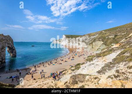 Vue panoramique sur la côte des falaises de craie blanche depuis la plage de Durdle Door, sur le site classé au patrimoine mondial de la côte Jurassic, à Dorset, dans le sud-ouest de l'Angleterre Banque D'Images