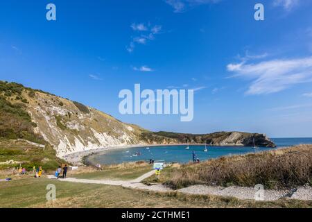 Vue pittoresque sur la côte de la baie et des falaises de craie à Lulworth Cove, sur le site classé au patrimoine mondial de la côte Jurassic, à Dorset, au sud-ouest de l'Angleterre Banque D'Images