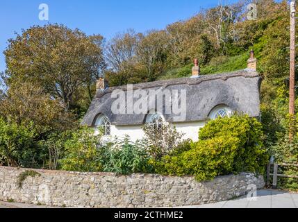 Pittoresque Tatched Cove Cottage à l'entrée de West Lulworth Cove sur le site classé au patrimoine mondial de la côte jurassique, Dorset, au sud-ouest de l'Angleterre Banque D'Images