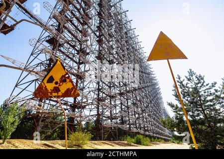 Ancien système radar militaire Duga et panneaux radioactifs près de la ville fantôme Pripyat dans la zone d'exclusion de Tchernobyl, en Ukraine Banque D'Images