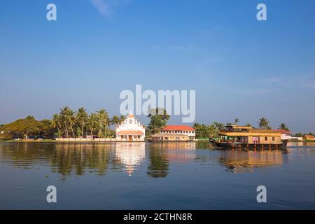 Inde, Kerala, Alappuzha (Alleppey), eaux intérieures, Péniche près de l'église Banque D'Images