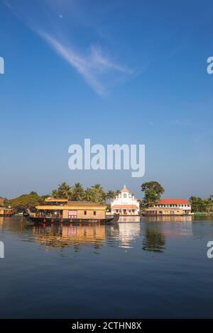 Inde, Kerala, Alappuzha (Alleppey), eaux intérieures, Péniche près de l'église Banque D'Images