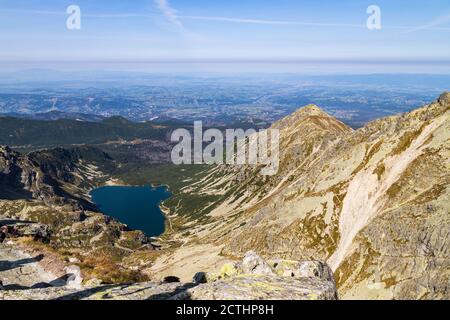 Lac dans les montagnes. Vue sur la Tzarny Staw Gąsienicowy (bassin du Catepillar noir) dans les montagnes Tatra Banque D'Images