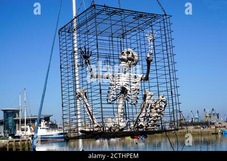 Brixham, Devon, Royaume-Uni. 14 septembre 2020. Un effigie de peine de navire du XVIe siècle avec le concept de briser les règles Covid-19 dans le port de Brixham in Banque D'Images