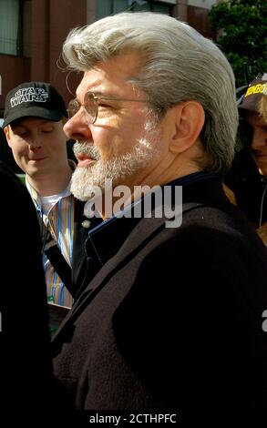 San Francisco, Californie, mai 12. Le créateur de Star Wars George Lucas arrive à la première bénéfice de Star Wars, EpisodeIII, Revenge of the Sith au Meteron à San Francisco. 12 mai 2005. Crédit : Stephen Dorian Miner/Mediapench Banque D'Images