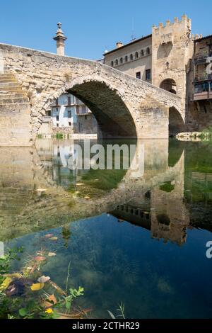 Cité médiévale de Valderrobres, dans la province de Teruel, Aragon (Espagne). La rivière Matarriya et le célèbre pont médiéval Banque D'Images