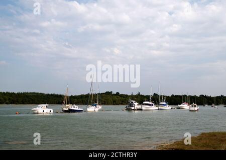 Des bateaux amarrés le long de la rive sur la rivière Beaulieu à Buckler's Hard dans le Hampshire Banque D'Images