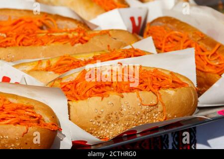 Hot dogs frais avec carottes coréennes. Restauration rapide, cuisine de rue Banque D'Images