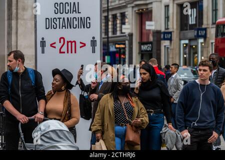 Londres, Royaume-Uni. 23 septembre 2020. Gardez 2 m - les gens font du shopping dans Oxford Street les derniers jours avant que les restrictions du coronavirus ne s'intensifie. Crédit : Guy Bell/Alay Live News Banque D'Images