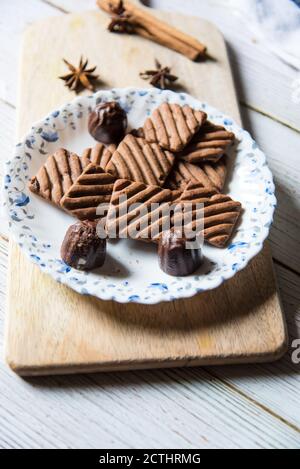 Gros plan de biscuits au chocolat dans une assiette, une nourriture idéale pour les fêtes de Noël Banque D'Images