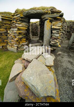 Vue sur le site archéologique des anciennes colonies de Jarlshof à Shetland, Écosse, Royaume-Uni Banque D'Images