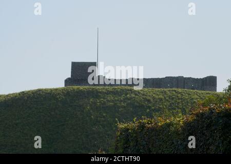 Vue partielle sur le haut du bâtiment au-dessus de la butte défensive environnante. Format paysage. Banque D'Images